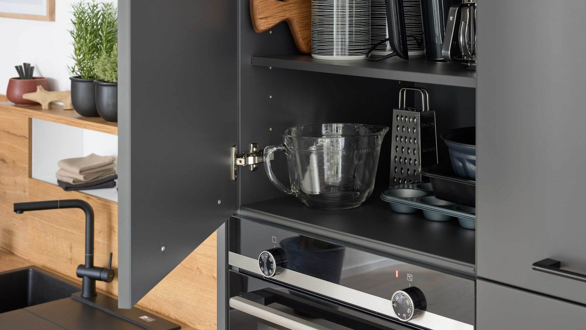 Interliving Küche Serie 3070 mit SIEMENS-Einbaugeräten