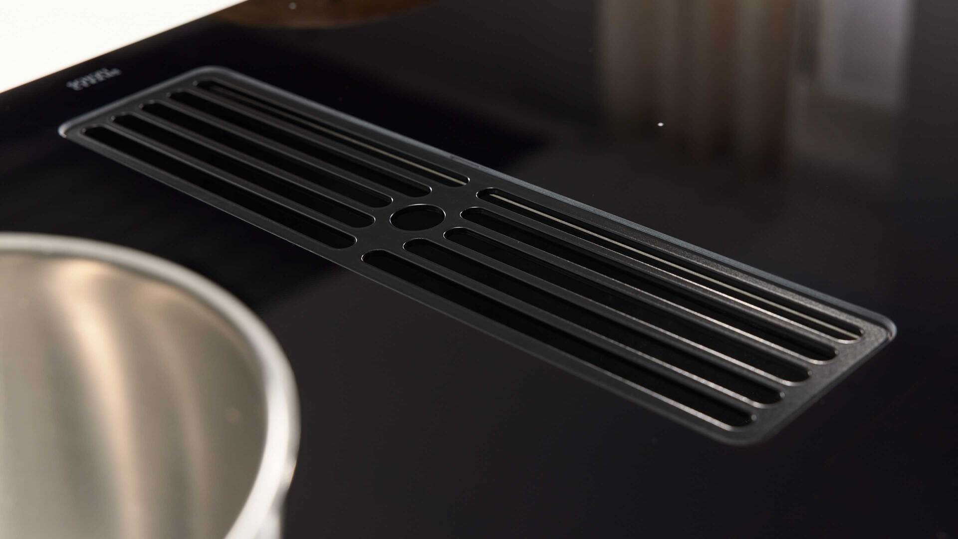 Interliving Küche Serie 3067 mit AEG Einbaugeräten