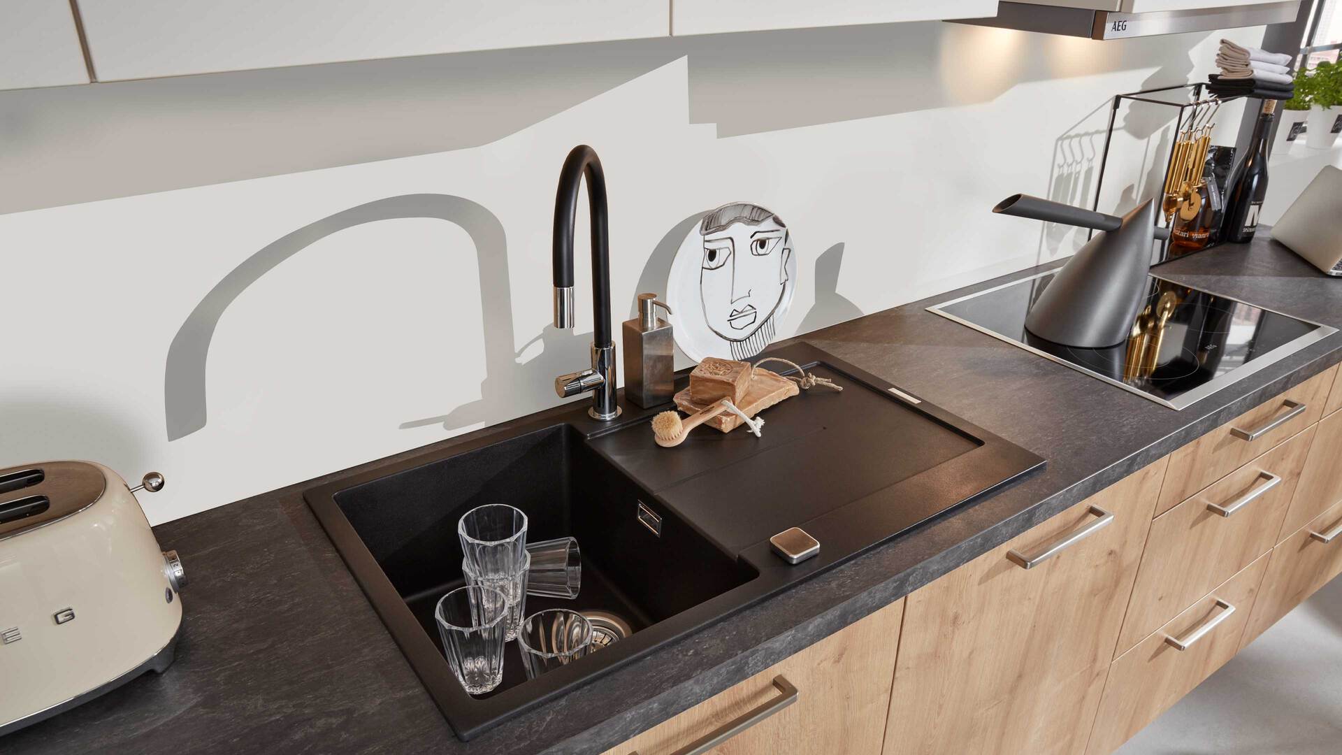Interliving Küche Serie 3014 mit AEG Einbaugeräten