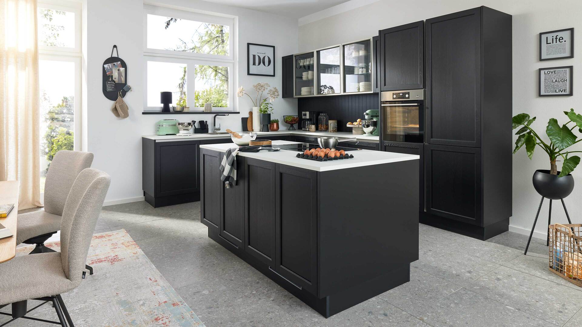 Interliving Küche Serie 3067 mit AEG Einbaugeräten