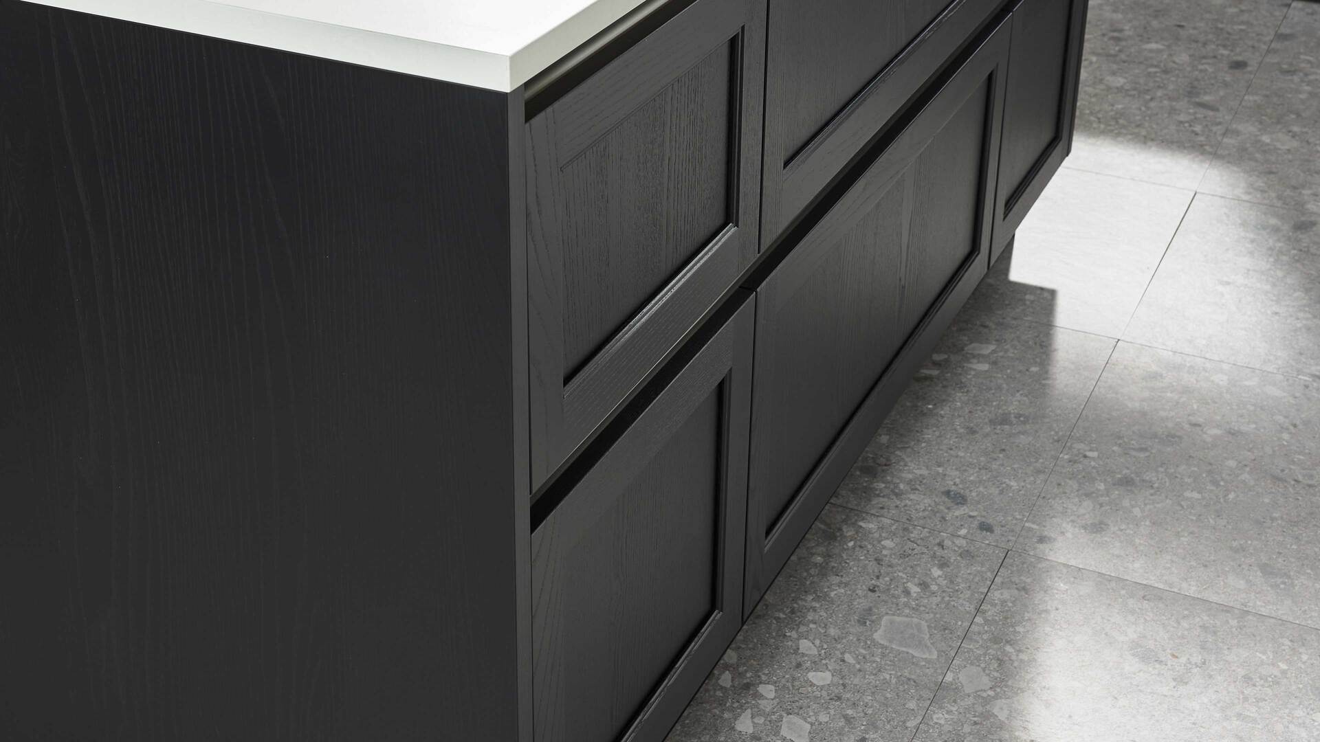 Interliving Küche Serie 3067 mit AEG Einbaugeräten