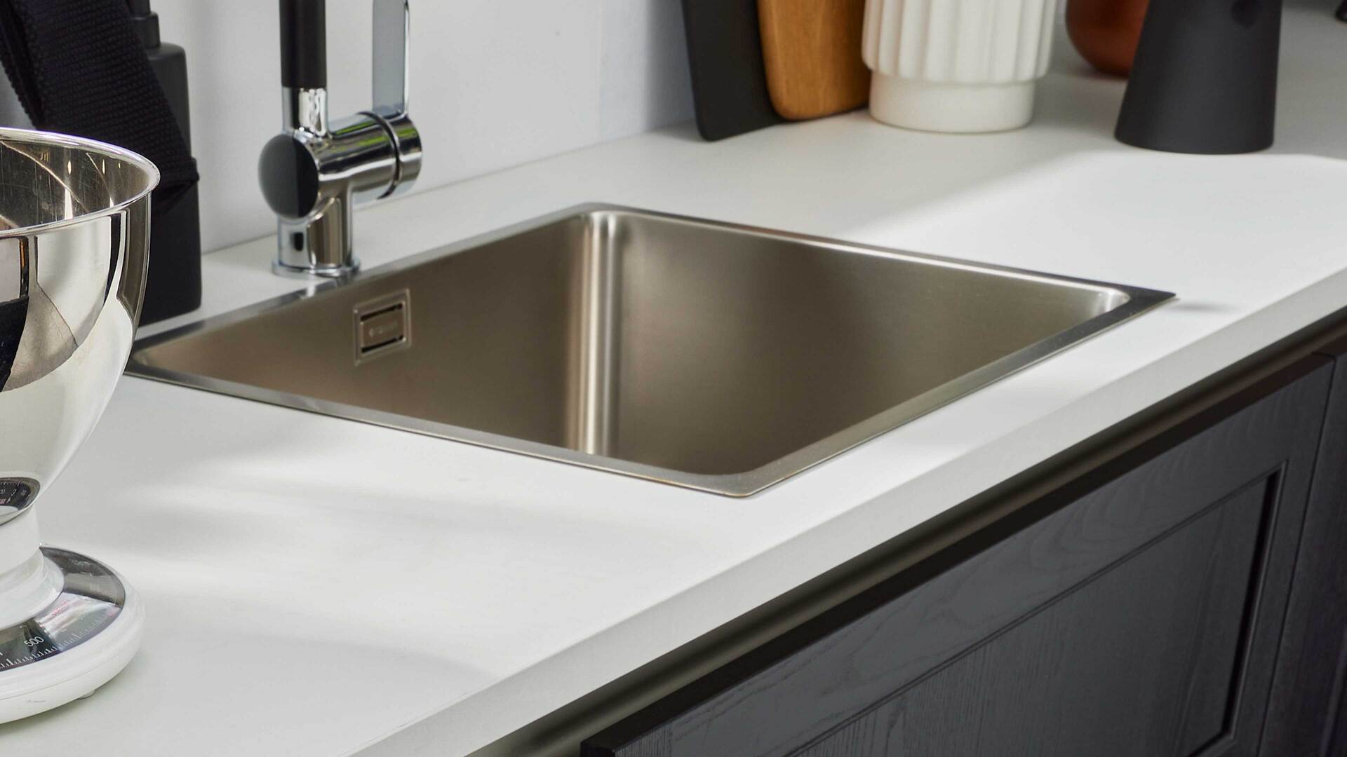 Interliving Küche Serie 3067 mit AEG Einbaugeräten