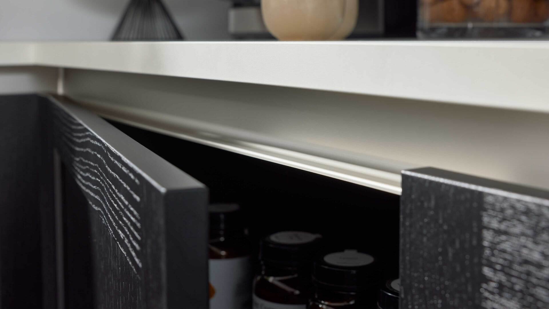 Interliving Küche Serie 3067 mit AEG Einbaugeräten
