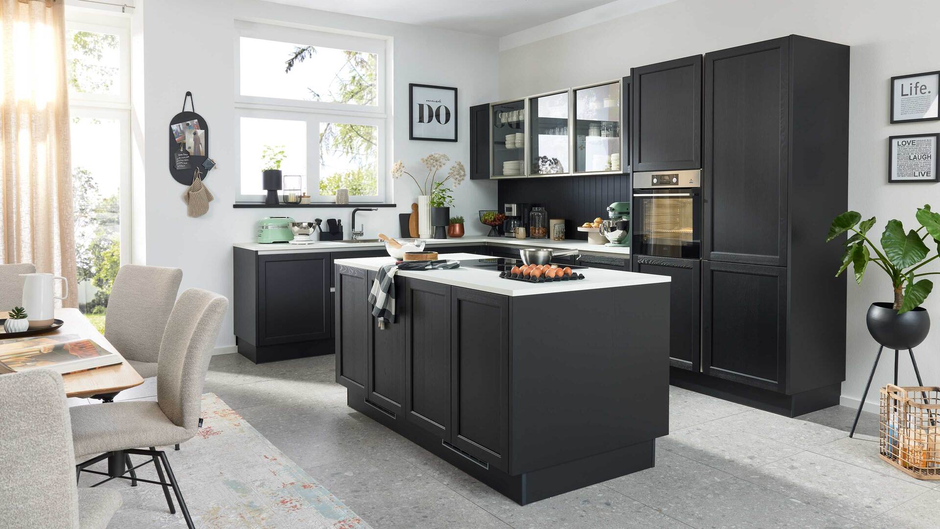 Interliving Küche Serie 3067 mit AEG Einbaugeräten