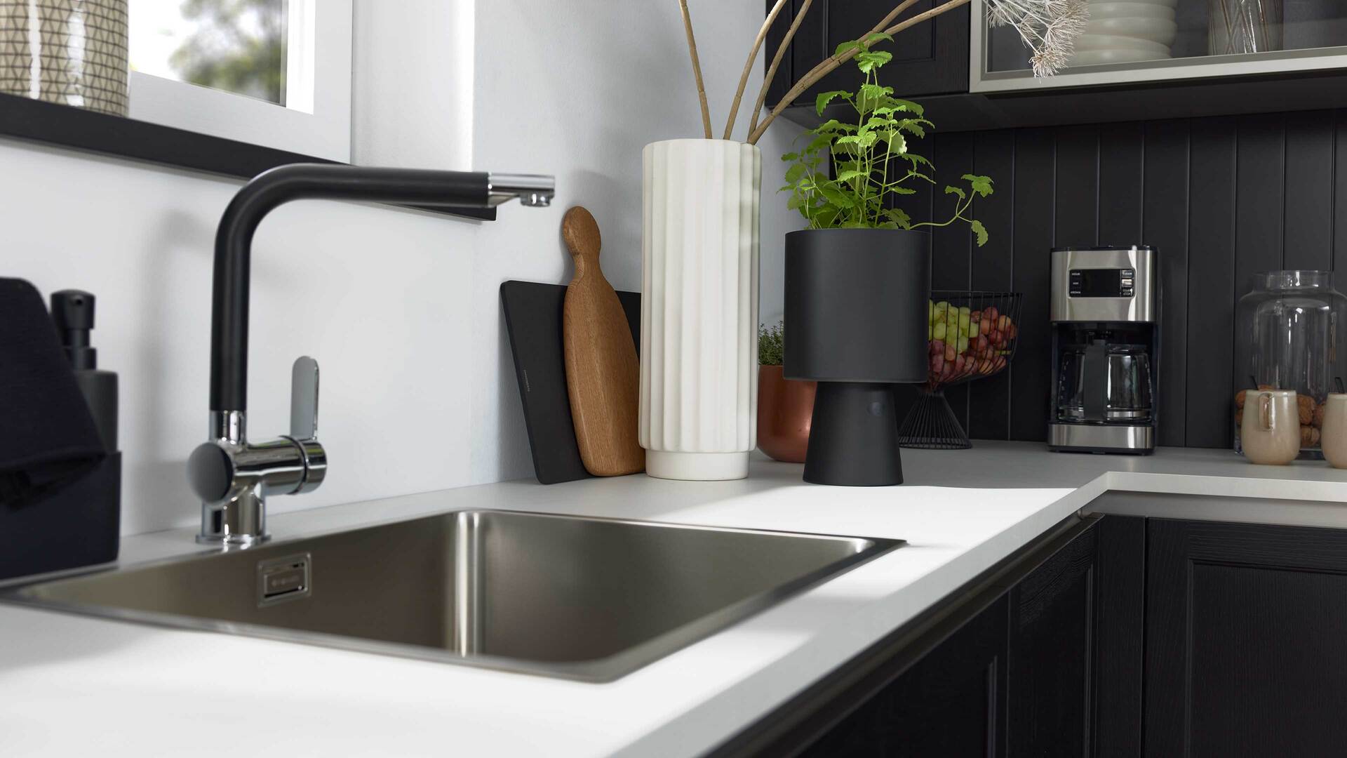 Interliving Küche Serie 3067 mit AEG Einbaugeräten