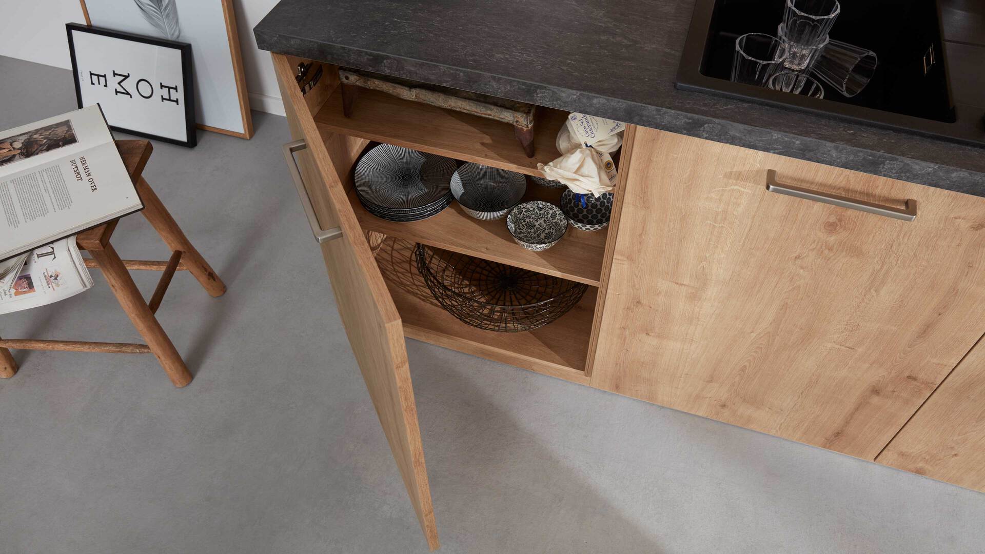 Interliving Küche Serie 3014 mit AEG Einbaugeräten