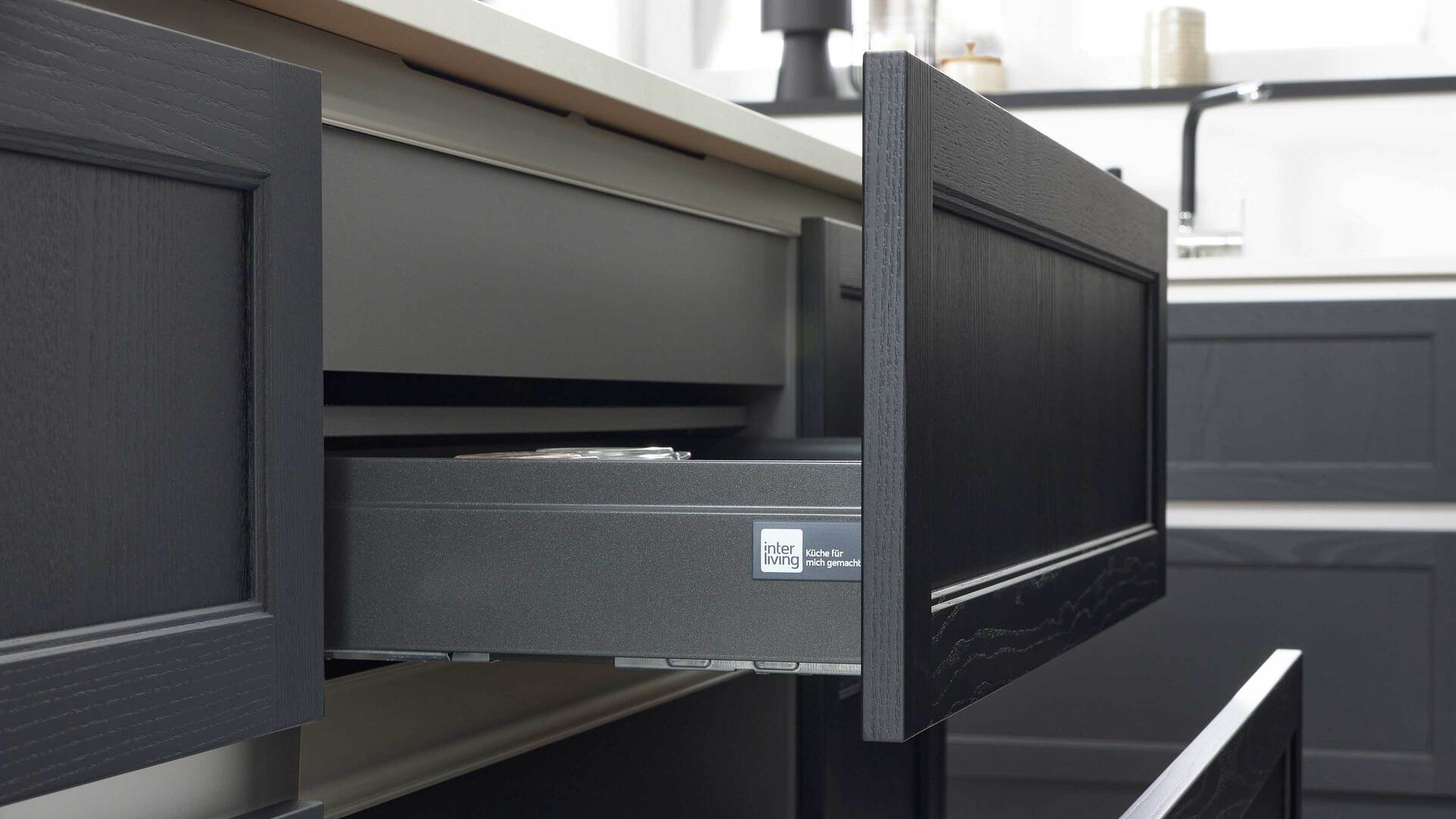 Interliving Küche Serie 3067 mit AEG Einbaugeräten
