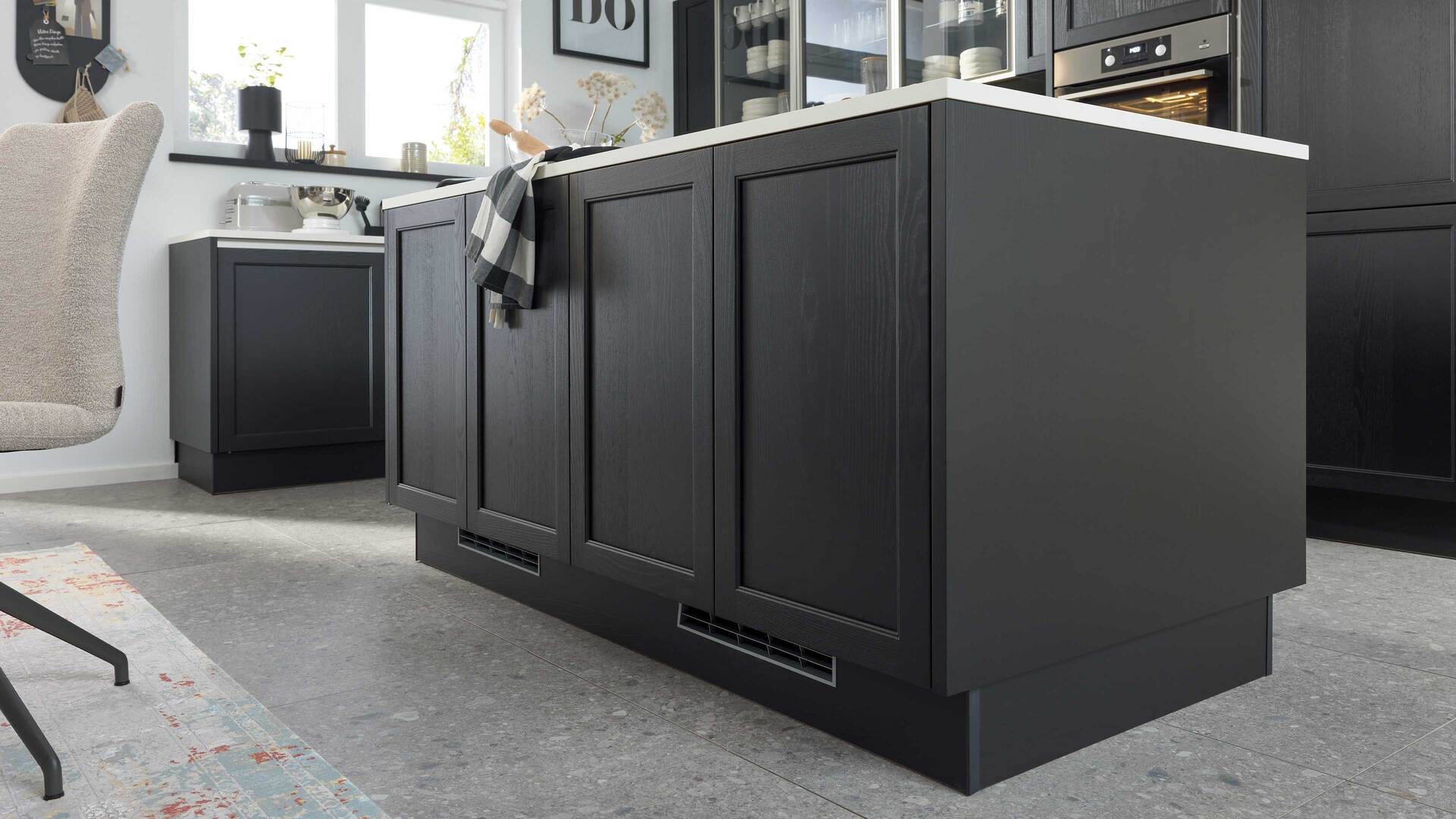Interliving Küche Serie 3067 mit AEG Einbaugeräten