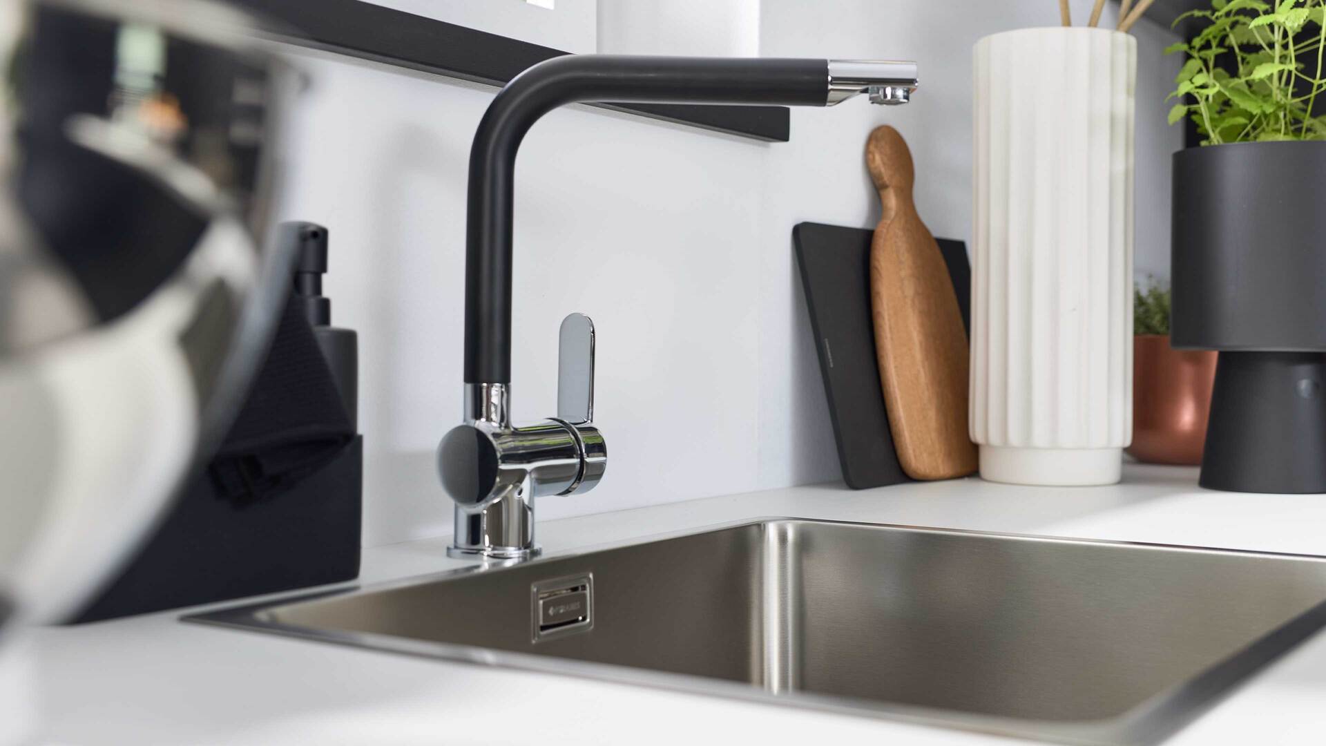 Interliving Küche Serie 3067 mit AEG Einbaugeräten