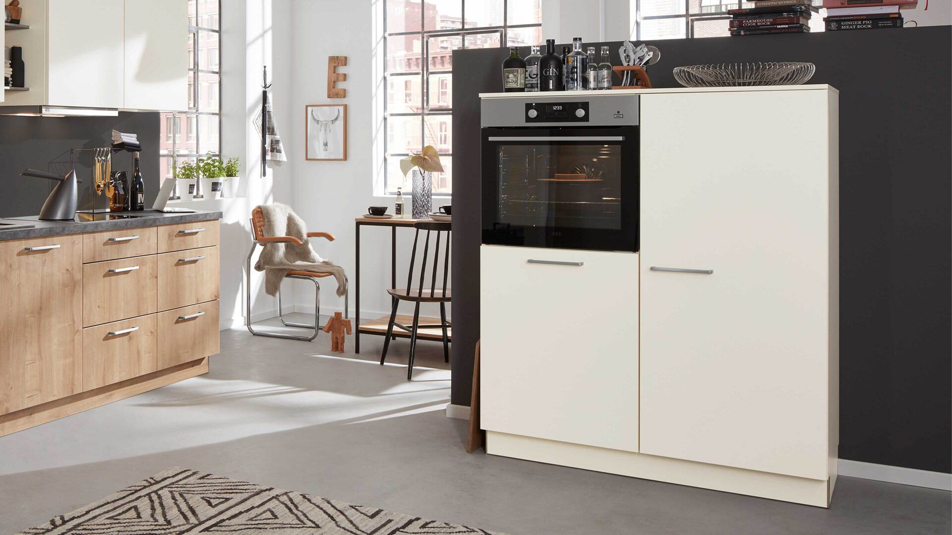 Interliving Küche Serie 3014 mit AEG Einbaugeräten
