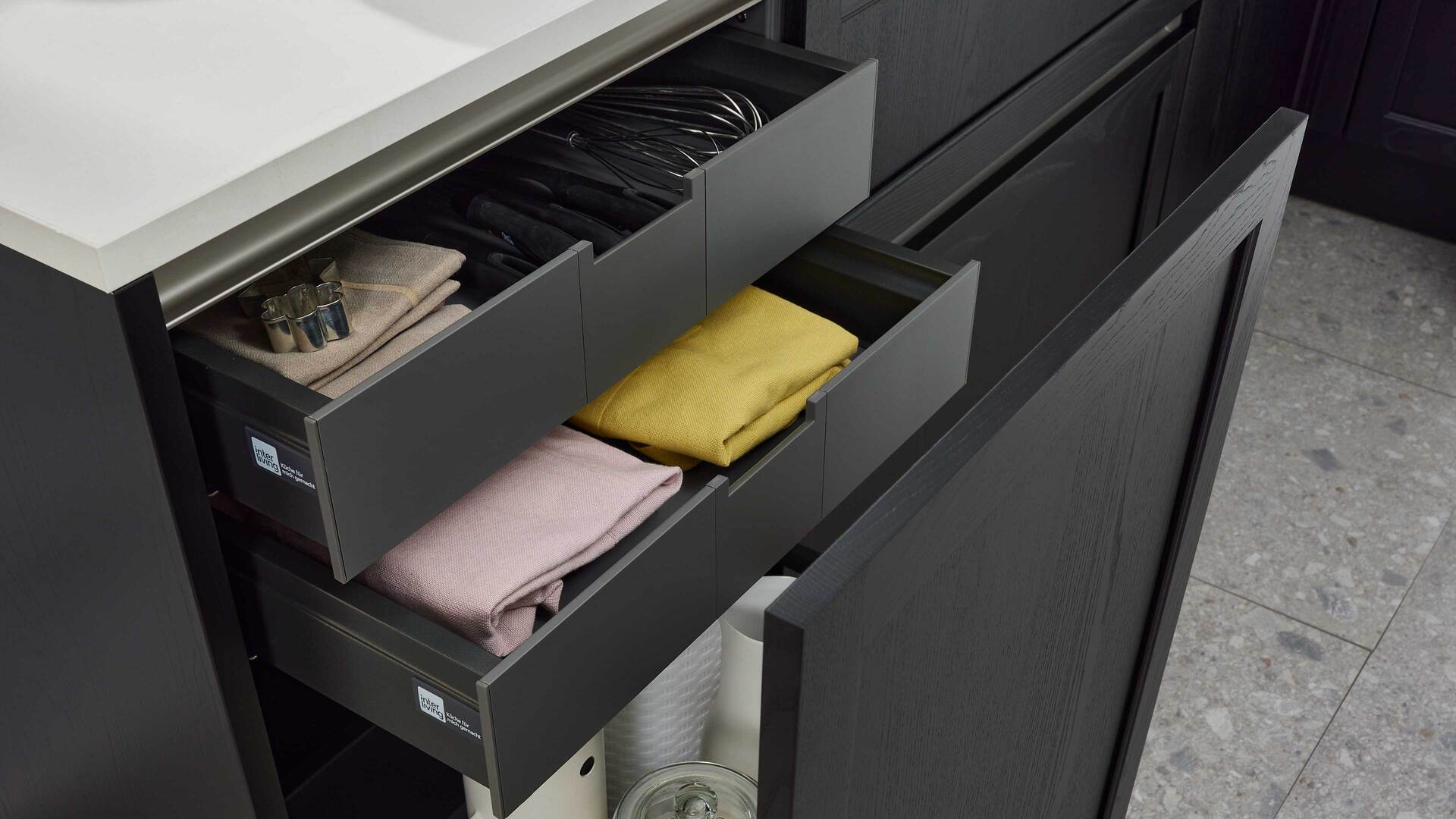 Interliving Küche Serie 3067 mit AEG Einbaugeräten