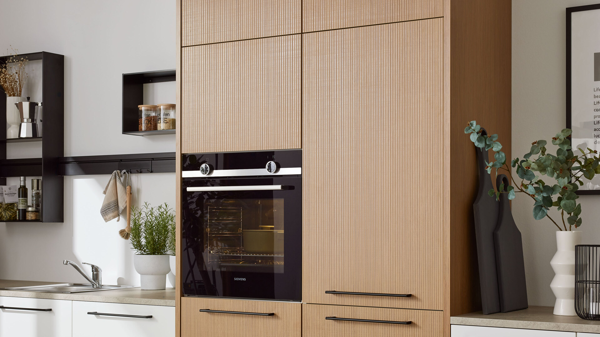 Interliving Küche Serie 3082 mit SIEMENS Einbaugeräten