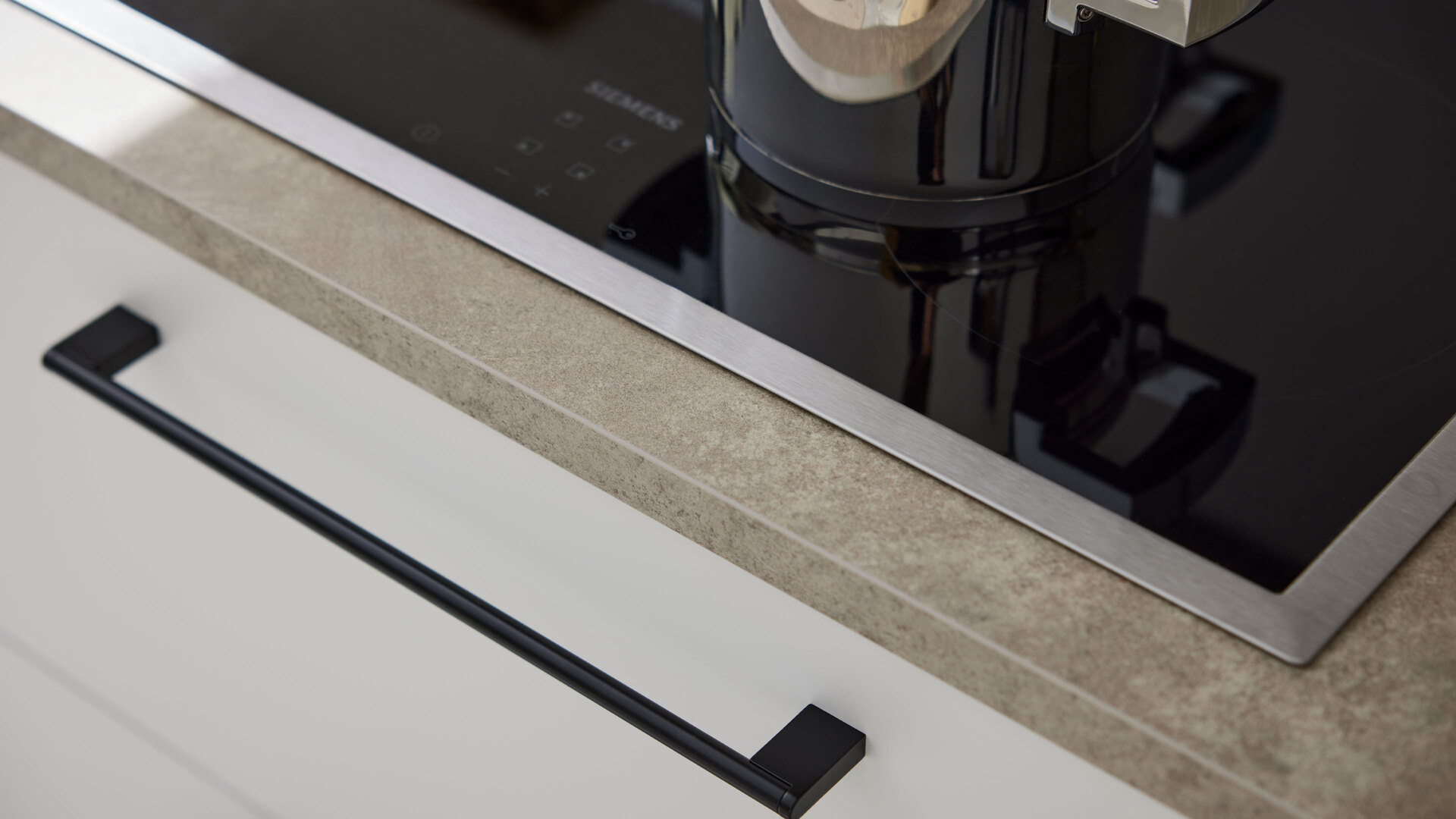 Interliving Küche Serie 3082 mit SIEMENS Einbaugeräten