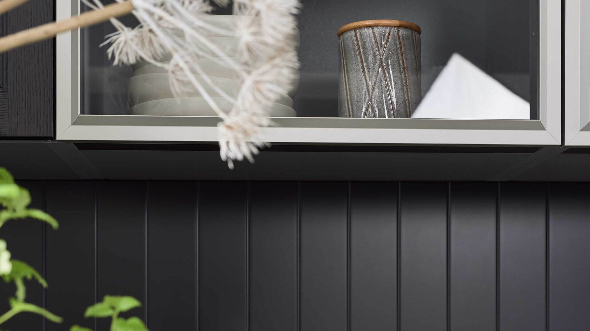 Interliving Küche Serie 3067 mit AEG Einbaugeräten