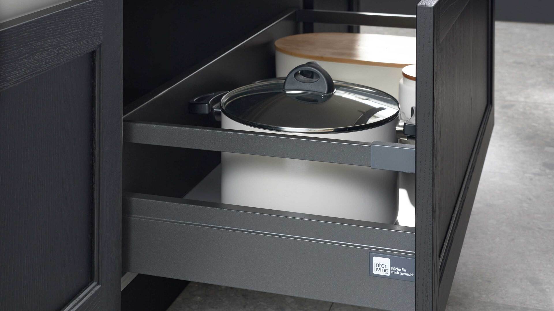 Interliving Küche Serie 3067 mit AEG Einbaugeräten